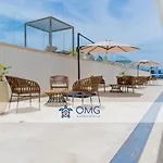 CB1242 | Estudio moderno con diseño natural y piscina