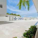 CB1242 | Estudio moderno con diseño natural y piscina