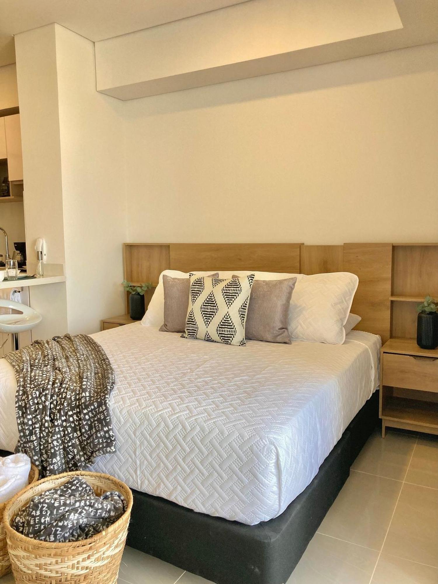 Cb1242 | Estudio Moderno Con Diseño Natural Y Piscina